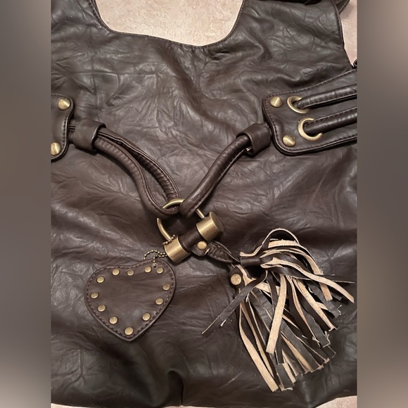 Brown leather tote bag with gold accents, tassel front and heart adornment - Picture 2 of 5